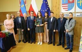 Wsp&oacute;lne zdjęcie stypendystki z I LO z dyrektorką szkoły, Posłem Dorywalskim, Zarządem Powiatu Włoszczowskiego, Skarbnik Powiatu, Przewodniczącym Rady Powiatu i wizytatorem Kuratorium Oświaty w Kielcach