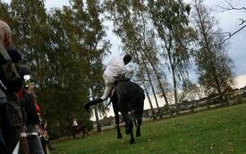 Hubert Jedliczka podczas pokazu dżygit&oacute;wki