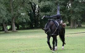 Młodsza z si&oacute;str Kossakowskich podczas pokazu woltyżerki