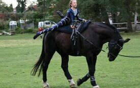 Młodsza z si&oacute;str Kossakowskich podczas pokazu woltyżerki