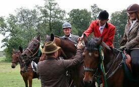 Burmistrz wręcza zwycięzcy pogoni za lisem trofeum
