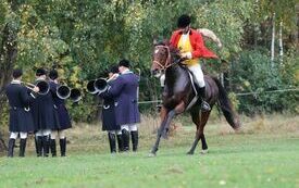 Trębacze dają sygnał do rozpoczęcia pogoni za lisem, kt&oacute;rym jest widoczny na pierwszym planie Hubert Jedliczka