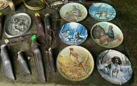 Wystawa przygotowana na stoisku jednego z k&oacute;ł łowieckich