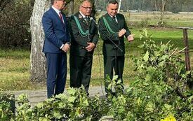 Oficjalnego otwarcia Hubertusa dokonują Łowczy Okręgowy Jarosław Mikołajczyk, Starosta Dariusz Czechowski i Burmistrz Gminy Włoszczowa Grzegorz Dziubek