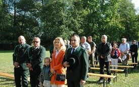 Msza święta. W pierwszym rzędzie stoi burmistrz Gminy Włoszczowa z małżonką.