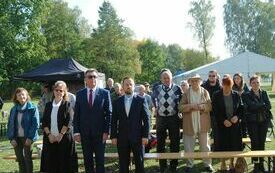 Uczestnicy mszy świętej. W pierwszym rzędzie stoi starosta i członek zarządu powiatu włoszczowskiego.
