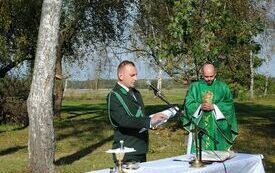 Msza święta. Pierwsze czytanie czyta jeden z mysliwych.