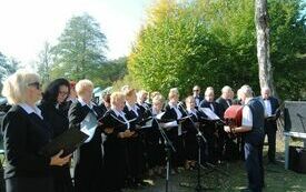  Oprawę muzyczną mszy zapewnia Ch&oacute;r Seniora Niezastąpieni