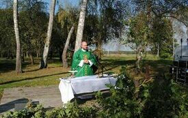 Mszę świętą odprawia ks. Michał Segieta, wikariusz parafii bł. ks. J&oacute;zefa Pawłowskiego we Włoszczowie