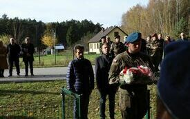 Delegacje składają wiązanki kwiat&oacute;w przed pomnikiem w Chotowie i zapalają znicze