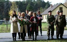 Delegacje składają wiązanki kwiat&oacute;w przed pomnikiem w Chotowie i zapalają znicze