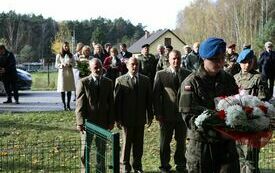 Delegacje składają wiązanki kwiat&oacute;w przed pomnikiem w Chotowie i zapalają znicze