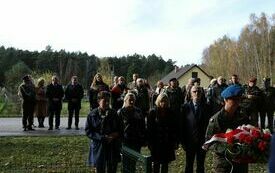 Delegacje składają wiązanki kwiat&oacute;w przed pomnikiem w Chotowie i zapalają znicze