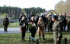 Delegacje składają wiązanki kwiat&oacute;w przed pomnikiem w Chotowie i zapalają znicze