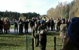 Delegacje składają wiązanki kwiat&oacute;w przed pomnikiem w Chotowie i zapalają znicze