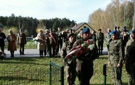 Delegacje składają wiązanki kwiat&oacute;w przed pomnikiem w Chotowie i zapalają znicze