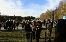 Delegacje składają wiązanki kwiat&oacute;w przed pomnikiem w Chotowie i zapalają znicze