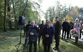 Głos zabiera Marszałek Wojew&oacute;dztwa Świętokrzyskiego. Obok stoi Radny Sejmiku