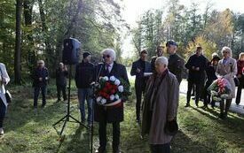 Radny Rady Miejskiej w Końskich Marek Kozerawski i Sławomir Jagoliński - mąż c&oacute;rki Mariana Łyżwy &bdquo;Żbika&rdquo; wspominają postać ogniomistrza&quot;Żbika&rdquo;