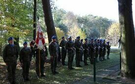 W pobliżu pomnika w Chotowie stoją żołnierze Wojska Polskiego z Centrum Przygotowań do Misji Zagranicznych w Kielcach