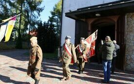 Poczty sztandarowe wychodzą z kościoła