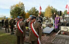 Delegacje składają kwiaty i zapalają znicze przed pomnikiem poległych żołnierzy AK 