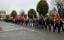Przemarsz uczestnik&oacute;w uroczystości pod pomnik niepodległości