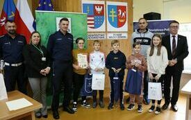 Organizatorzy konkursu z drużyną, kt&oacute;ra zajęła trzecie miejsce i ich nauczycielem