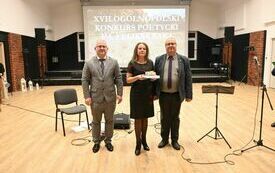 Laureatka konkursu z Wicestarostą i W&oacute;jtem Gminy Krasocin