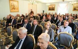 Na sali siedzą uczestnicy konferencji