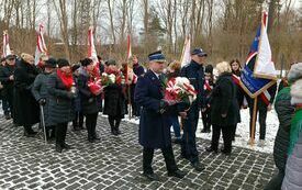 Delegacje składają kwiaty na zbiorowej mogile