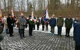 Delegacje składają kwiaty na zbiorowej mogile