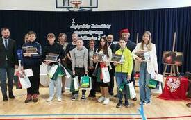 Zdjęcie grupowe nagrodzonych uczni&oacute;w z organizatorami konkursu