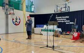  Kwatermistrz Grupy Rekonstrukcji Historycznych Grzegorz Szymański opowiada zgromadzonym o powstaniu styczniowym