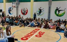 Laureaci konkursu, organizatorzy i zaproszeni goście wysłuchują kwatermistrza Grupy Rekonstrukcji Historycznych Grzegorza Szymańskiego