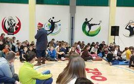 Laureaci konkursu, organizatorzy i zaproszeni goście wysłuchują kwatermistrza Grupy Rekonstrukcji Historycznych Grzegorza Szymańskiego