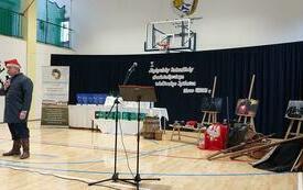 Kwatermistrz Grupy Rekonstrukcji Historycznych Grzegorz Szymański opowiada zebranym o przebiegu powstania styczniowego, o potyczkach i bohaterach tego zrywu narodowego