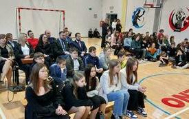 Laureaci konkursu, organizatorzy i zaproszeni goście wysłuchują kwatermistrza Grupy Rekonstrukcji Historycznych Grzegorza Szymańskiego 