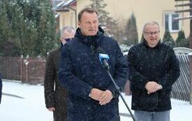 Wywiadu dla TVP 3 Kielce udziela radny powiatowy Leopold Kwapisz