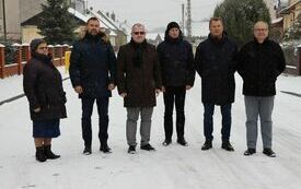 Na zmodernizowanej drodze stoją sołtys Krasocina, przedstawiciel wykonawcy, wicestarosta, dyrektor ZDP, radny powiatowy i w&oacute;jt Gminy Krasocin
