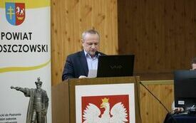 Treść uchwały odczytuje wiceprzewodniczący Rady Powiatu Jarosław Krzyżanowski