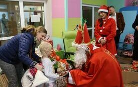 Mikołaj rozdaje paczki dzieciom z oddziału pediatrycznego