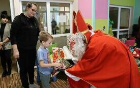 Mikołaj rozdaje paczki dzieciom z oddziału pediatrycznego