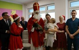 Mikołaj rozdaje paczki dzieciom z oddziału pediatrycznego