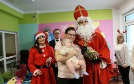 Mikołaj rozdaje paczki dzieciom z oddziału pediatrycznego