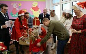 Mikołaj rozdaje paczki dzieciom z oddziału pediatrycznego