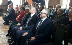 Publiczność siedzi na widowni