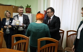 Starosta wręcza członkom Rady Społecznej ZOZ świąteczne upominki