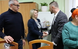Członek Zarządu wręcza członkom Rady Społecznej ZOZ świąteczne upominki