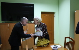 Wicestarosta wręcza członkowi Rady Społecznej ZOZ świąteczny upominek.